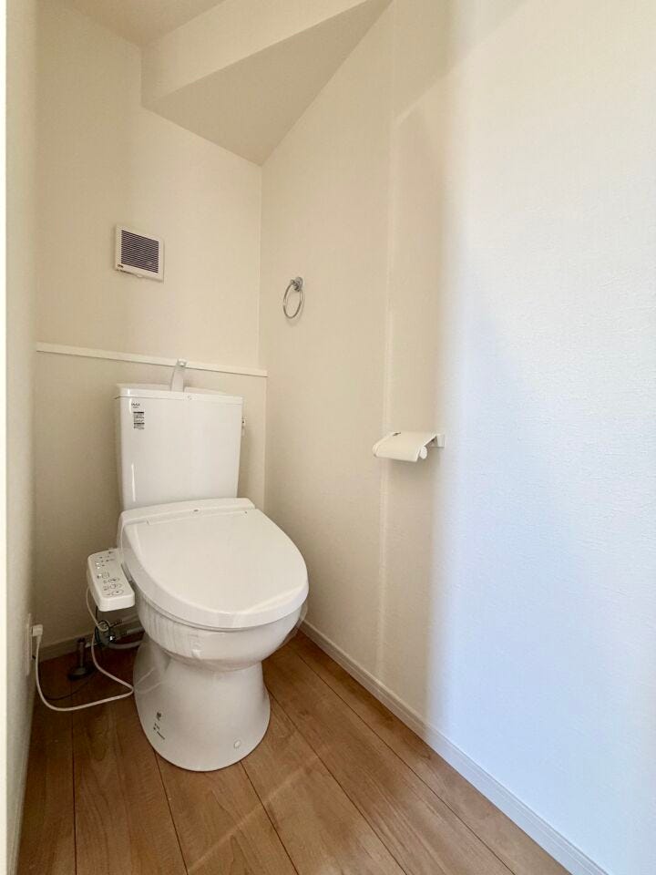 〈1階トイレ〉お手入れしやすい温水洗浄便座で、毎日快適♪