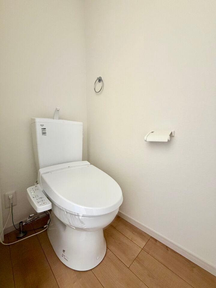 〈2階トイレ〉お手入れしやすい温水洗浄便座で、毎日快適♪