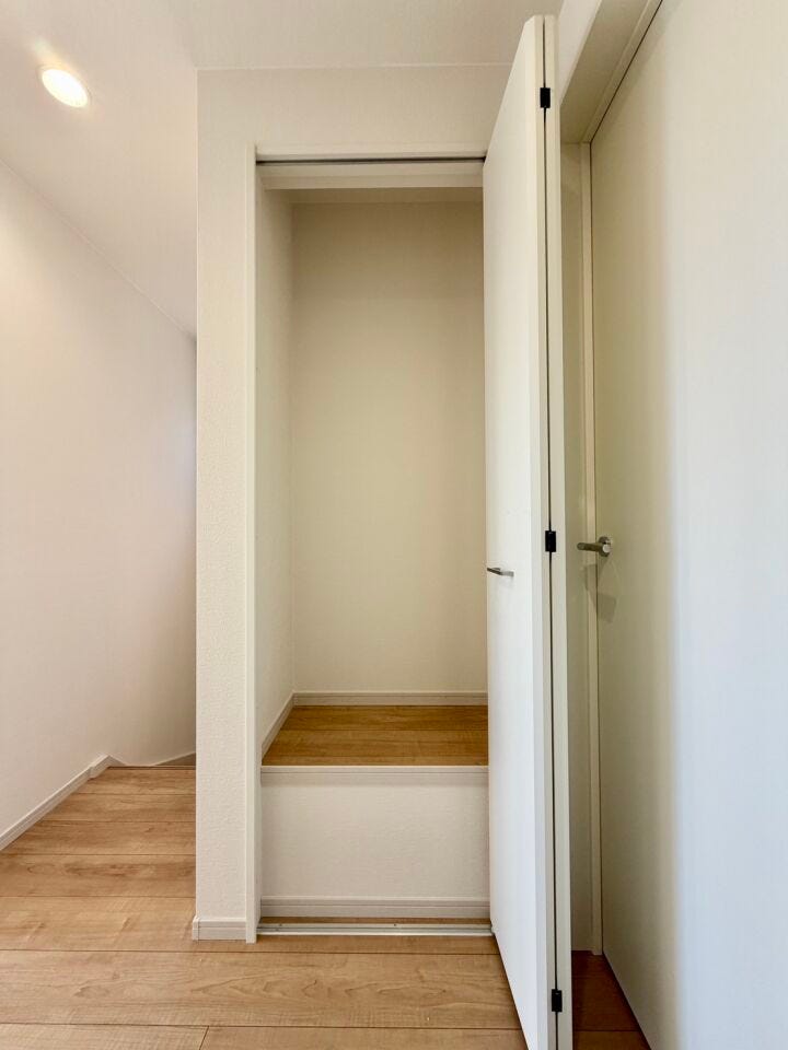 〈2階廊下収納〉デッドスペースも無駄にしません!豊富な収納で快適空間を保ちます♪