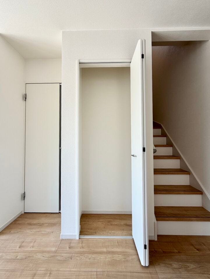 〈リビング収納〉部屋に荷物が出ることもなく生活感を隠せるのは嬉しいですね♪