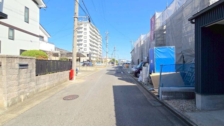 大型車や多くの車両が通行することが少なく、静かで落ち着いた環境が得られます。特に小さなお子さんがいる家庭では安心です!