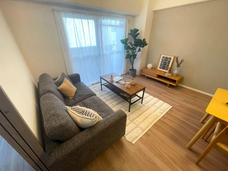 住戸に家具が置いているので、家具を置いた状態の部屋の広さや配置、どのような家具を置いたらいいか参考にできます♪約6.3帖洋室の扉を開けるとより広々とした空間になります☆(家具付物件ではございません