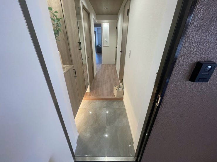 玄関に鏡があるのでアウターを着てカバンを持ち、靴を履いた状態でのトータルチェックができて便利♪シューズボックス付で玄関すっきり☆(調度品は販売価格には含まれません)