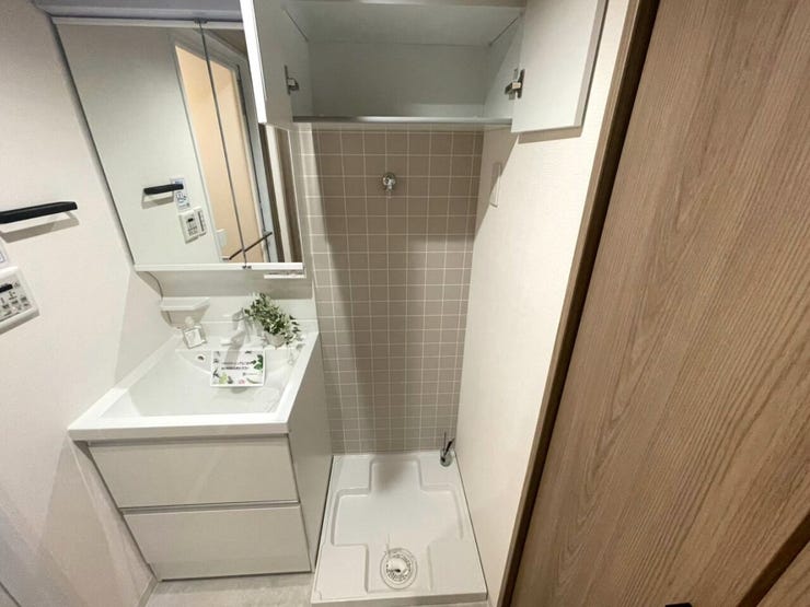 洗濯機置き場♪上部収納は洗濯用ネットやタオルを置いたり、ボックスを置いたり様々な使い道があります☆2026年1月洗面化粧台新調☆(調度品は販売価格には含まれません)