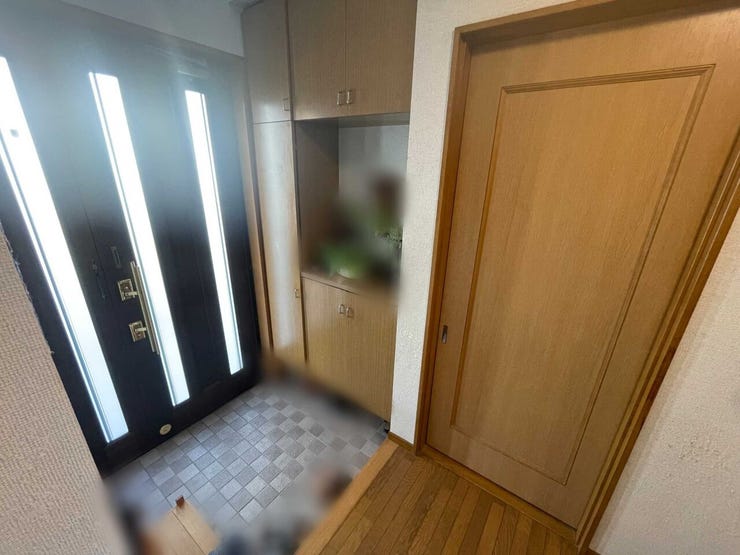 開放感のある吹き抜けリビング?関で、来客対応や荷物の出?りもスムーズ。