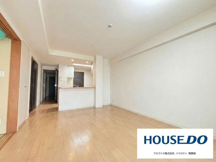 ダイニングテーブルとソファーなども置けるリビングです。
南東向けで日当たりも良好です。