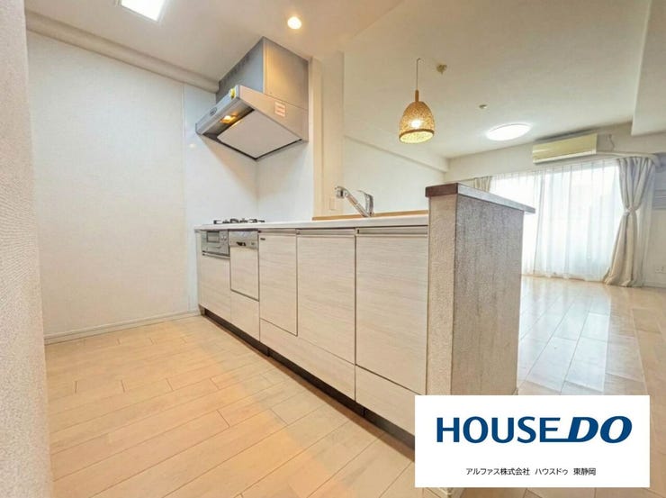 システムカウンターキッチンです。
家事をしながらご家族とコミュニケーションやお子様の様子も見られますね。