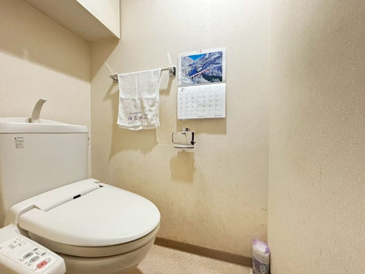 トイレは温水洗浄便座付です。
上段には棚があり、収納も◎