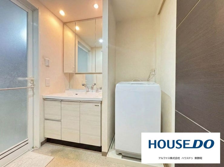 洗面台は独立で鏡の裏は収納になります。
両側を開けることで三面鏡のような仕様でパウダーカウンターにもご利用いただけます。