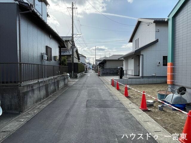 東側の前面道路。車がすれ違うには厳しい道幅ですが、車はスピードを抑えて走行するので、お子様にも安全な道幅となっています。