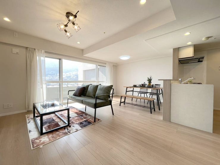 《リビング》
南向きのバルコニーに面した足元からの窓があり、日当たり良好。
落ち着いた雰囲気で、ご家族で寛げる空間です。