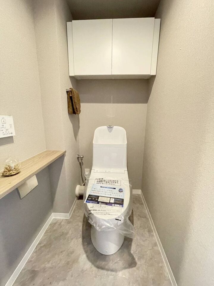 《トイレ》
ウォシュレット付きトイレです。
上部収納あり!ストック品や掃除用品の収納に♪