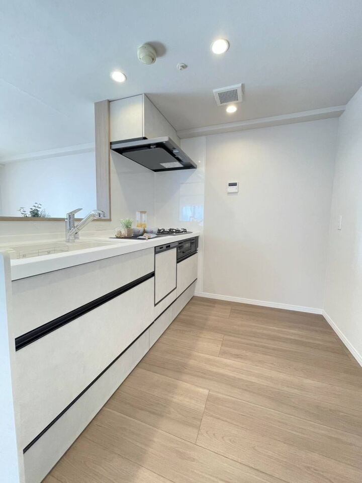 《キッチン》
収納スペースたっぷりのシステムキッチン!
カウンターキッチンのためリビングの様子を見ながらお料理可能!