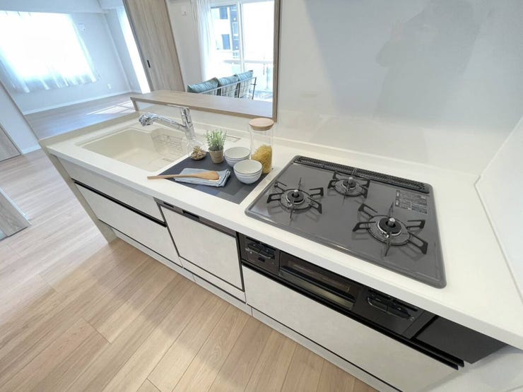 《キッチン》
3口コンロのため効率的にお料理可能♪
毎日の家事の負担を減らしてくれる食洗器付き!