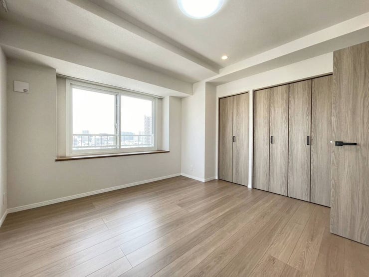 《洋室1》
約8帖のお部屋です。2面採光で日当たり・風通し良好!
ゆとりある広さで主寝室としてもおすすめ♪