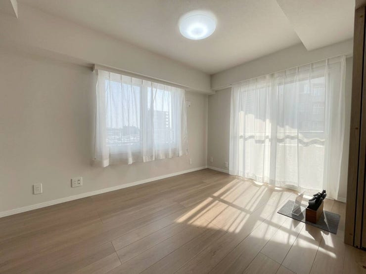 《洋室2》
リビングと隣接する約6.3帖のお部屋です。
2面採光で日当たり良好。バルコニーに面しており日差しも入りやすくお天気の良い日は暖かな居室となります!