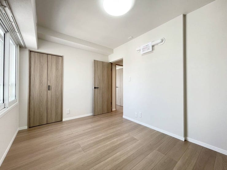 《洋室3》
約6帖のお部屋です。
シンプルな内装でインテリアも選びやすい♪