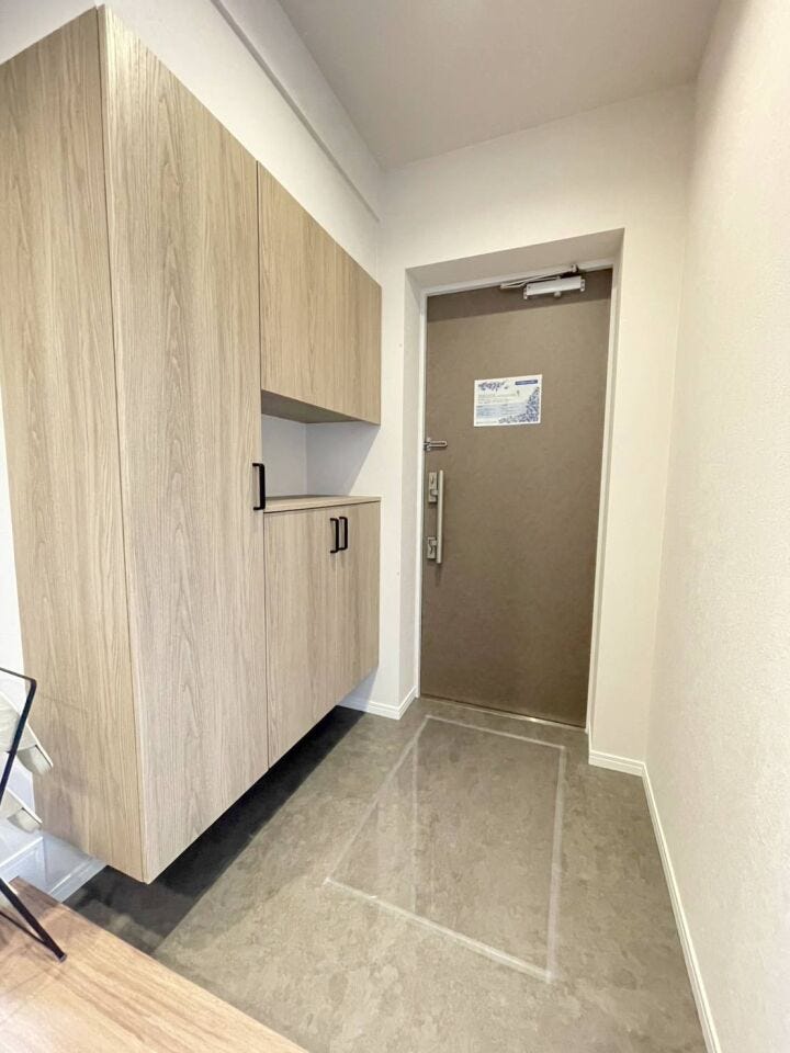 《玄関》
みなさまをお迎えする玄関。落ち着いた雰囲気の内装です。
シューズボックスがあり収納スペースをしっかりと確保!