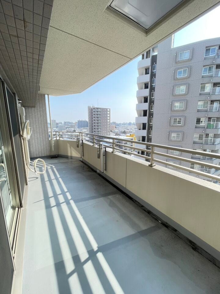 《バルコニー》
横に広くなったバルコニーになります。
日当たりも望めるのでお部屋の中も明るくなります!