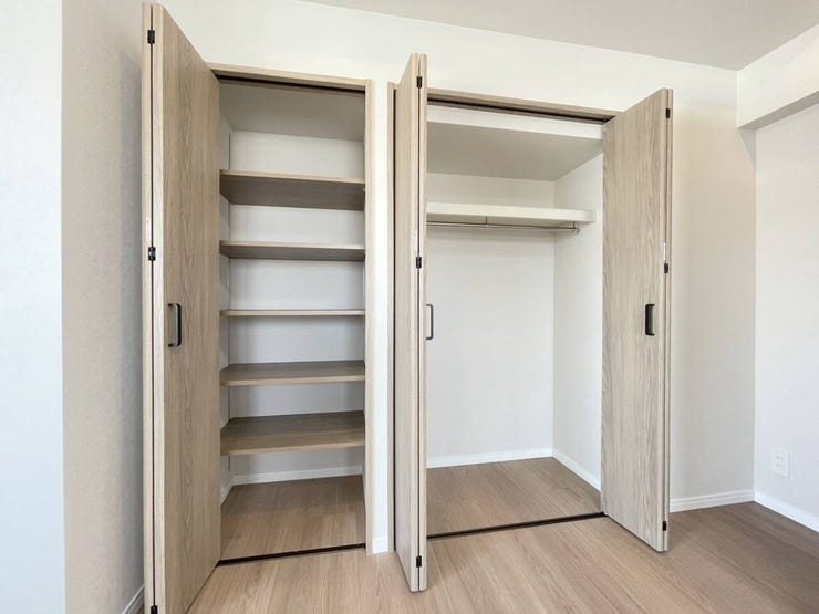 《洋室1 クローゼット》
大きめのクローゼットがあり収納スペースをしっかりと確保。
奥行もあり使いやすい♪