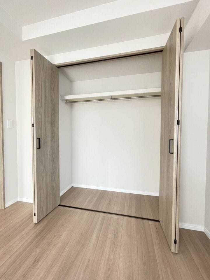 《洋室2 クローゼット》
各部屋に収納スペースを確保しています。