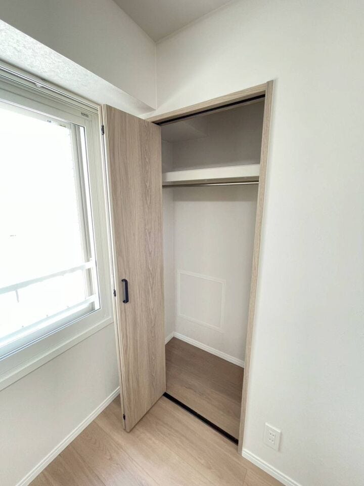 《洋室3 クローゼット》
収納家具が不要となりお部屋をより広々お使いいただけます。