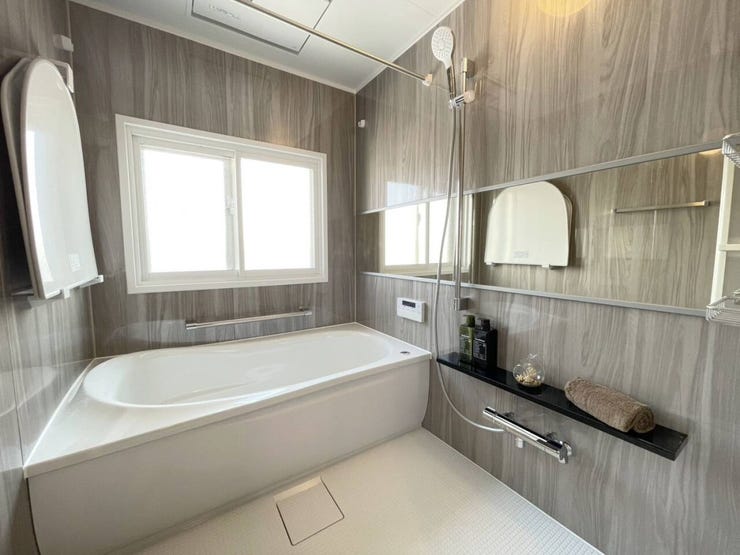 《浴室》
新品交換済みのきれいなバスルーム。
窓があり開放感のある印象。1日の疲れを癒してくれます♪
◎浴室乾燥暖房機付き