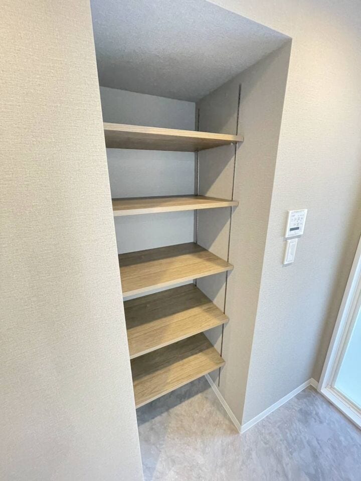 《洗面室 収納》
タオルやストック品等をすっきり収納可能です。
収納豊富で使いやすい洗面室になっています。