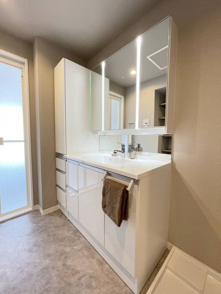 《洗面化粧台》
シンプルで使いやすい洗面化粧台。
下の扉を開けるとストック品等を収納可能です。
収納スペースをしっかりと確保しています。