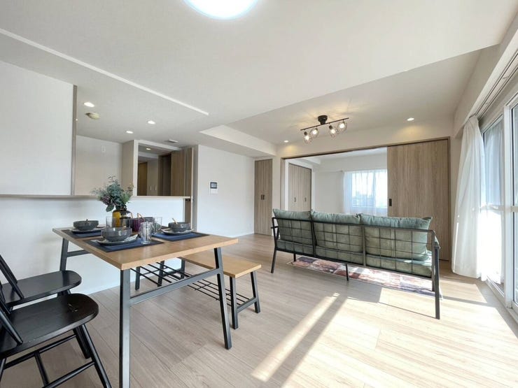 《リビング》
約17帖のLDK。隣接する洋室の戸を開けるとより広々とした印象に♪明るくあたたかな空間は自然と家族団らんの場になります。