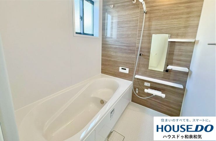 落ち着いたブラウン調の壁が印象的な窓付きバスルーム