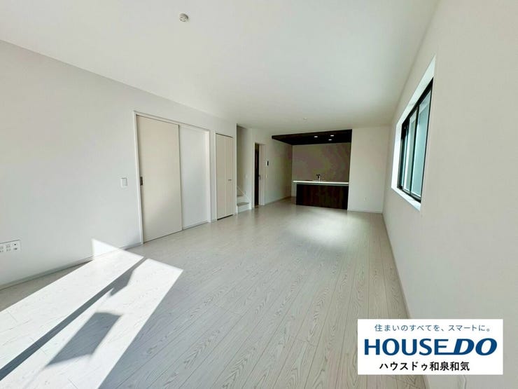 広々リビングで白のフローリングでとてもかわいいです