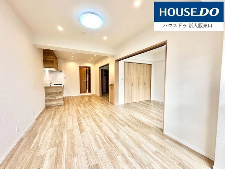 リビングには通常の照明のほか、ダウンライトも。
間接照明でお部屋ぜんたいが柔らかく光ります。