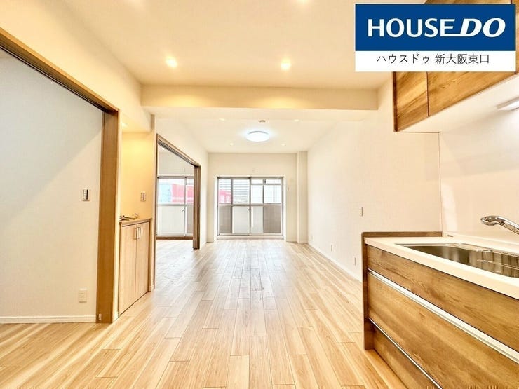 天井が高く開放感のあるリビング。