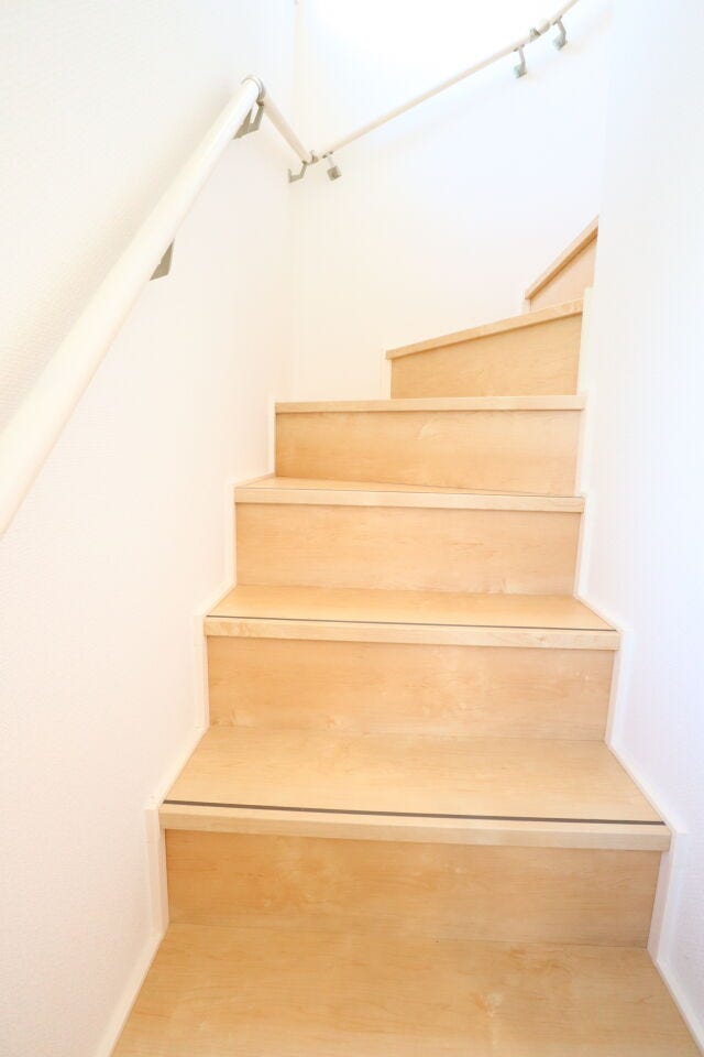 ◇階段◇ 同仕様
手すり付きの階段♪
段差を緩やかに設計していますので、小さなお子様やご年配の方にも安心です♪