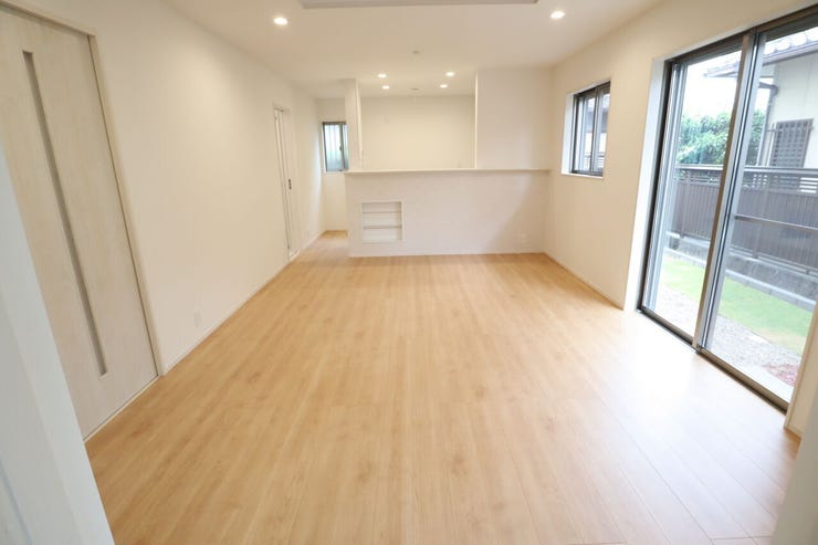 ◇リビング◇ 同仕様
南面を広く取ったリビングは日当たり良好です♪
一家団欒の時間が増えそうですね♪