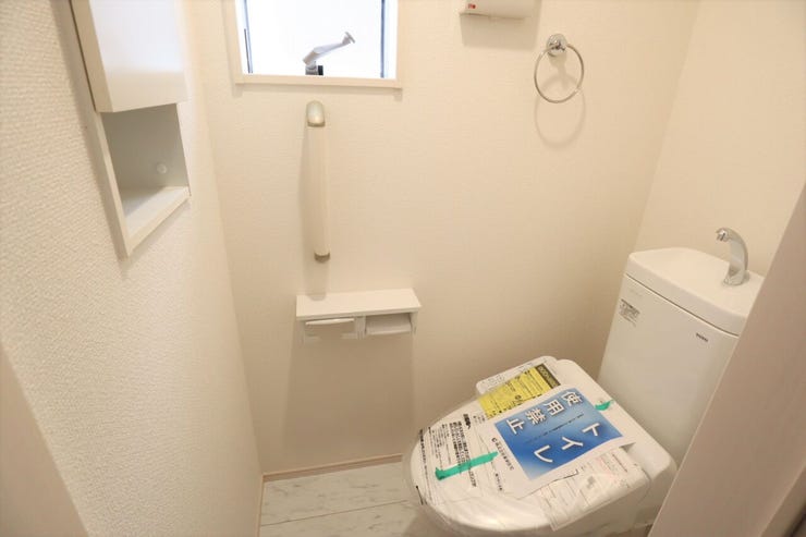 ◇トイレ◇ 同仕様
1階2階とも温水洗浄便座♪
便座が暖かく、冬でも快適です♪