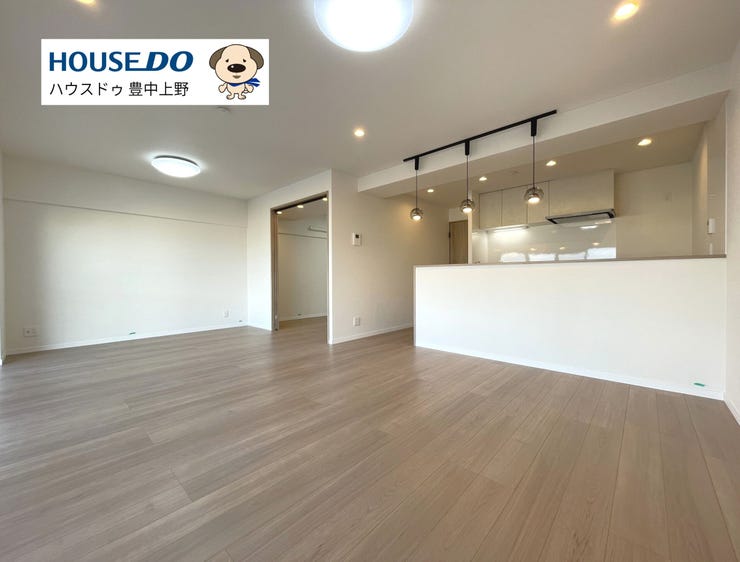 【外観】
【LDK】
19.6帖の広々LDK!ダウンライト照明がオシャレな空間を演出してくれます♪