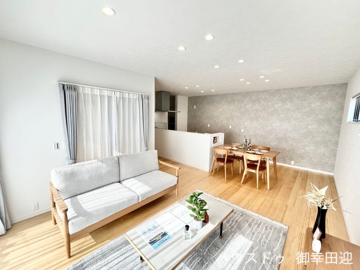 ■安らぎと笑顔の中心地■陽光が優しく降り注ぎ、会話が自然と弾む。ここでは、毎日が特別な時間へと変わります。