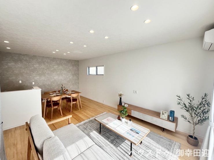 ■安らぎと笑顔の中心地■陽光が優しく降り注ぎ、会話が自然と弾む。ここでは、毎日が特別な時間へと変わります。