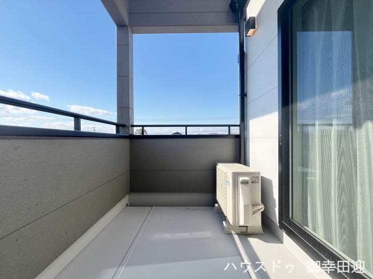 ■空の下の開放的な特等席■日光浴や読書、外の空気を感じながらリフレッシュ。暮らしを豊かにする、もう一つの心地よい空間です。