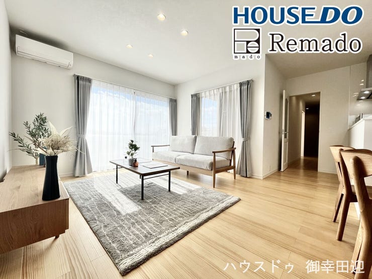 【リビング】
■家族の笑顔が集う中心地■お気に入りの家具を迎え、窓からは心地の良い光が差し込みます。