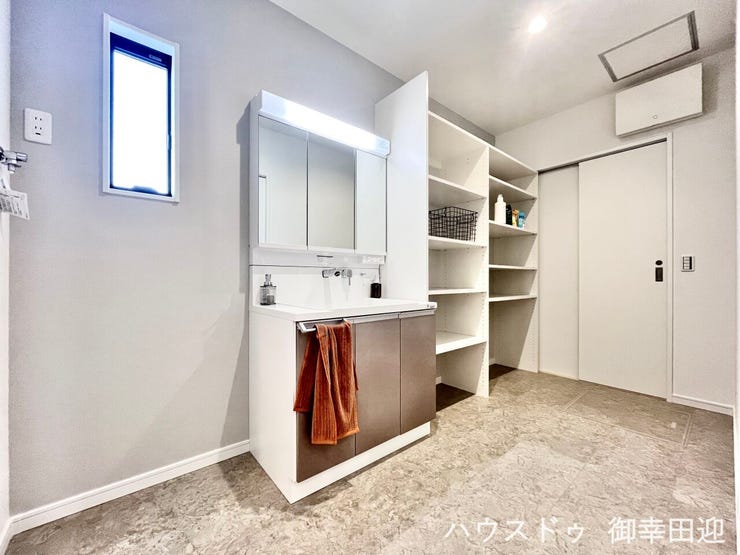 ■清々しいリフレッシュ空間■自分を磨き、気持ちを切り替える。心地よい光が差し込むプライベートスペース。