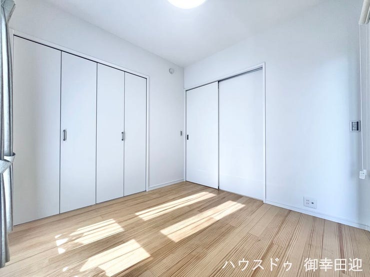 ■1階4.5帖洋室■ゲストをもてなし、昼寝や家事にも使える心地よい多目的万能スペース。