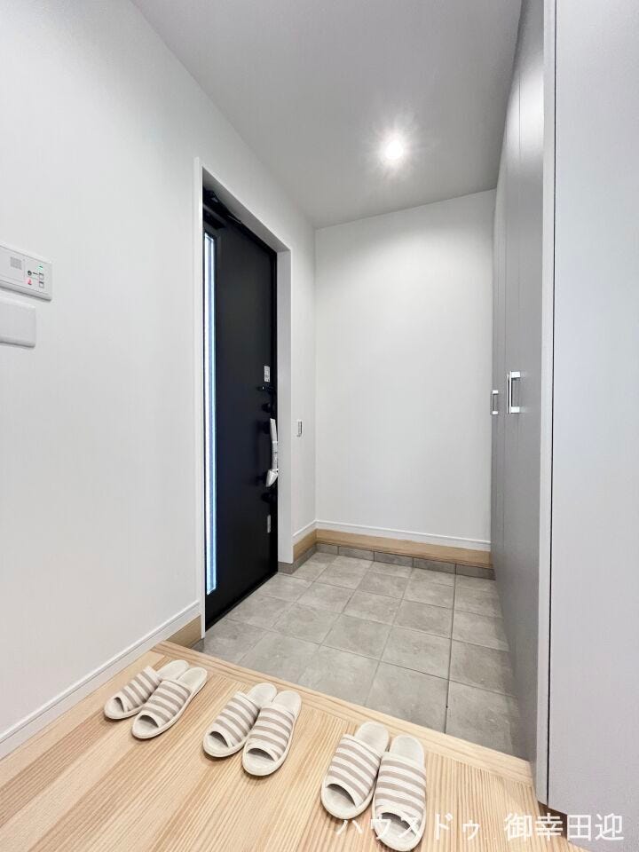 ■「ただいま」の安堵をくれる場所■訪れる人を迎え入れ、帰るたびにホッと一息つける、明るく機能的なエントランス。