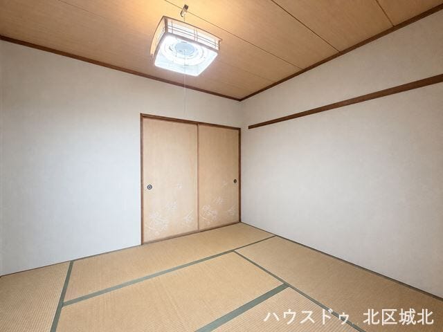 【6畳和室】
落ち着いた雰囲気の和室。客間やくつろぎの空間として幅広く活用できます。
※実際の写真をもとに家具等をCGで除去したものになります