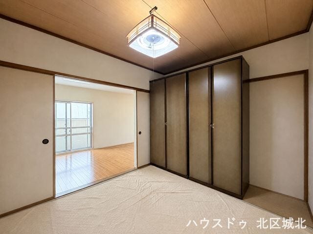 【6畳和室】
リビングとフラットですので、ロボット掃除機もそのまま使えます。
※実際の写真をもとに家具等をCGで除去したものになります