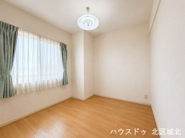 【4.6帖洋室】
自分専用の場所があるので,リビングダイニングに自分のものを置きっぱなしにすることもなくなります。
※実際の写真をもとに家具等をCGで除去したものになります