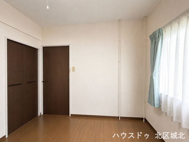 【4.6帖洋室】
大きな窓からたっぷりの日差しが入り、明るいお部屋になっています。
※実際の写真をもとに家具等をCGで除去したものになります
