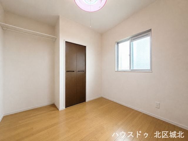 【4.6帖洋室】
明るく、収納スペースも完備された洋室は、子供部屋としても、寝室としてもお使い頂けます。
※実際の写真をもとに家具等をCGで除去したものになります